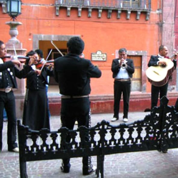 Goza de la música en la Plaza de los Mariachis en Guadalajara 
